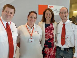 Christian Keilen, Nora Matthias und Matthias vom DRK Trier-Saarburg sowie Katarina Barley (2. v. r.)